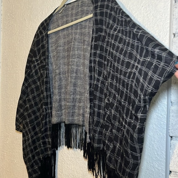 Motto black and white, short sleeve cardigan with fringe at bottom size large - Picture 7 of 8
